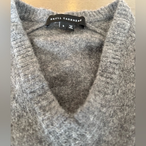 Skull Cashmere Riley Skull V-Neck Cashmere Sweater in Grey S Excellent Condition - Picture 4 of 11